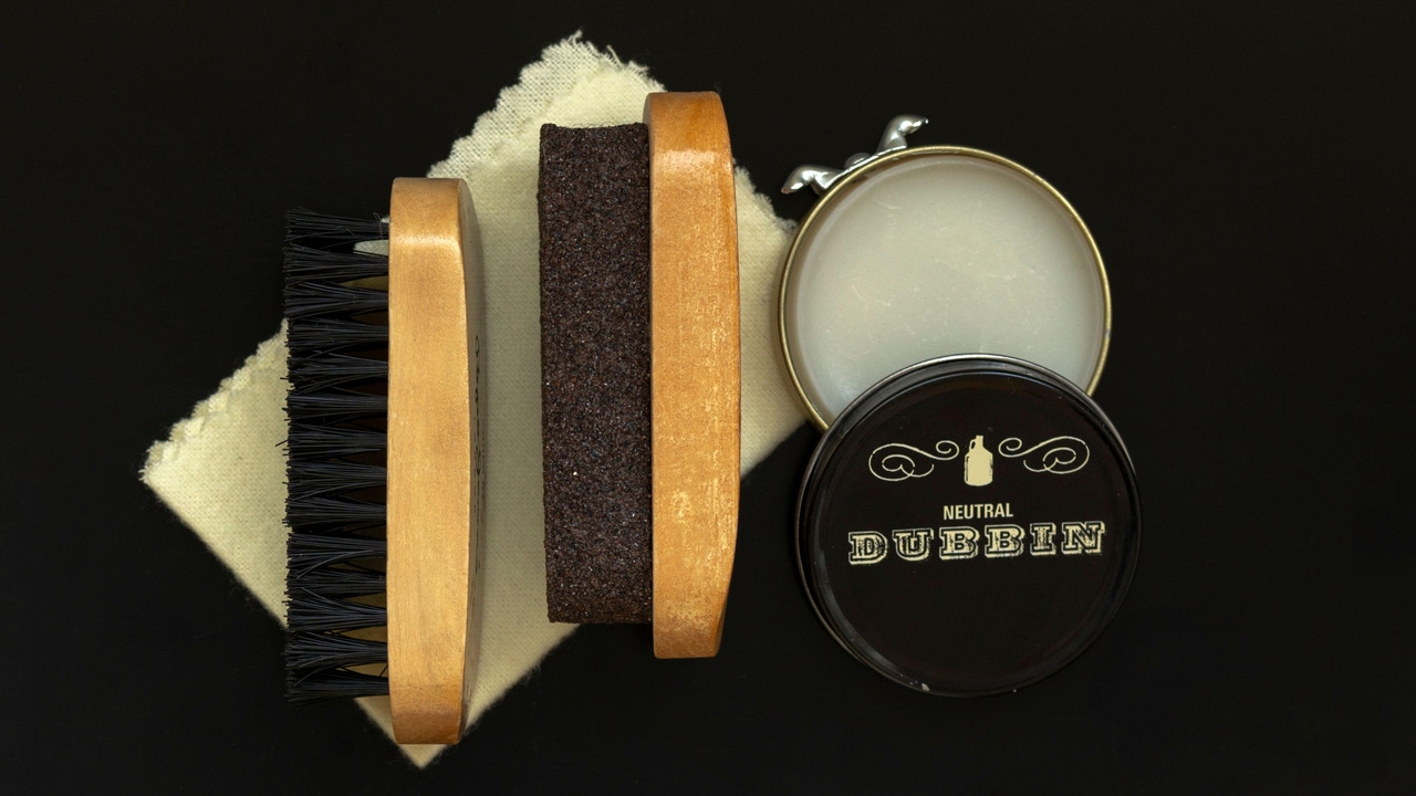 A shoe polish kit A shoe polish kit